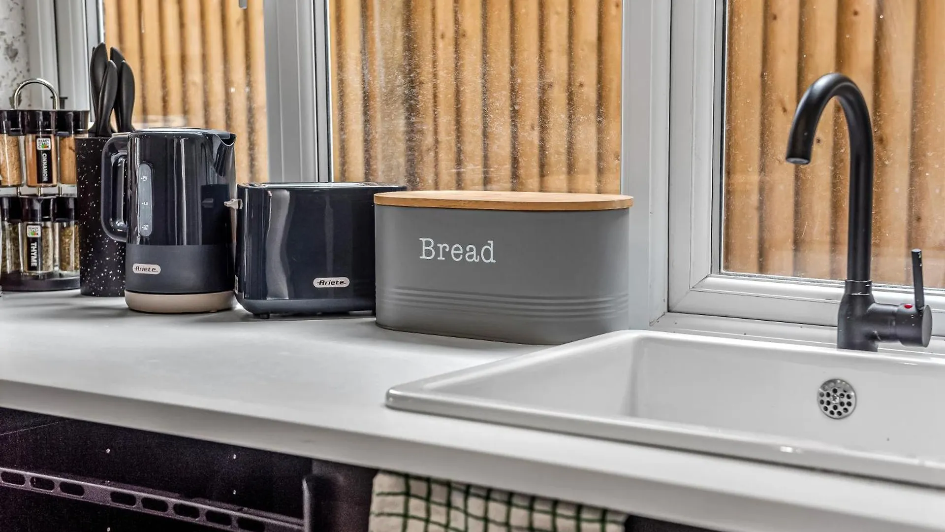 Posh Studio Stay With Functional Kitchenette Londra Daire